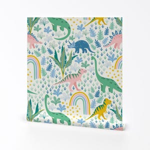 Carta da parati per cameretta dei bambini con dinosauri - Dinosaur Dreams di Vivdesign - Rotolo di carta da parati autoadesiva rimovibile per bambini, blu, verde, rosa pastello di Spoonflower