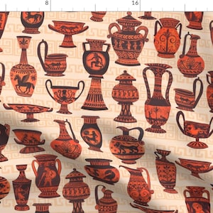 Puede incluir: Un patrón sin costuras que presenta una variedad de diseños de cerámica griega roja y negra sobre un fondo crema. El patrón incluye ánforas, cráteres y otros estilos de cerámica griega antigua.