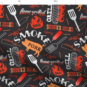 Op de afbeelding: Een naadloos zwart-wit patroon met rode, oranje en witte accenten. Het patroon bevat de woorden "grill", "smoke", "pork", "flame-grilled", "shish kabobs" en "bbq".