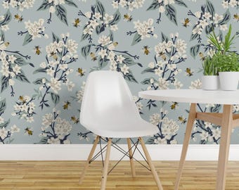 Blumentapete – Großes blaues Blumenmotiv mit Honigbienen von Fernlesliestudio – Individuell bedruckte, ablösbare, selbstklebende Tapetenrolle von Spoonflower