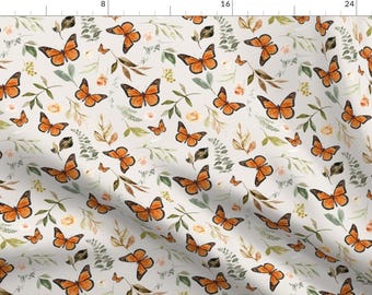 Könnte beinhalten: Ein nahtloses Muster mit orangefarbenen Schmetterlingen mit braunen Akzenten auf hellgrauem Hintergrund. Die Schmetterlinge sind von grünem und braunem Laub und kleinen gelben Blüten umgeben.