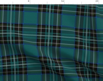 Könnte beinhalten: Ein tealfarbener, schwarz-weiß-blauer karierter Stoff mit einem dezenten Glanz. Der Stoff ist mit einem sich wiederholenden Muster aus Quadraten und Rechtecken gewebt.
