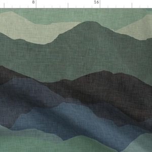 Puede incluir: Patrón abstracto de cordillera en tonos azules y verdes. El diseño tiene un aspecto texturizado, similar al lino.