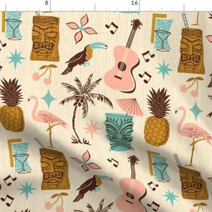 Puede incluir: Un patrón sin costuras que presenta una variedad de motivos tropicales modernos de mediados de siglo en una paleta de colores retro. El patrón incluye palmeras, piñas, flamencos, tucanes, ukeleles, ídolos tiki y cerezas.