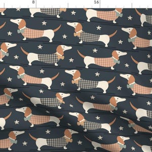 Puede incluir: Un patrón sin costuras que presenta un diseño repetitivo de dachshunds blancos con acentos marrones y rosados que llevan pajaritas sobre un fondo azul oscuro con estrellas blancas.