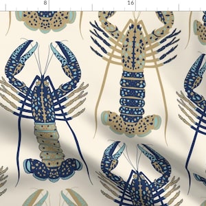 Op de afbeelding: Een naadloos patroon met een herhalend ontwerp van blauwe en bruine kreeften op een crèmekleurige achtergrond. De kreeften zijn gestileerd met een geometrisch patroon en hebben een vintage uitstraling.