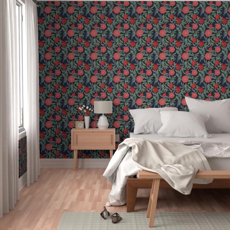 Avtagbar tapet med granatäpplemotiv - Sommarbotaniska granatäpplen - Väggkonst Väggdekor - Granatäpplen på marinblått av lavish_season bild 5