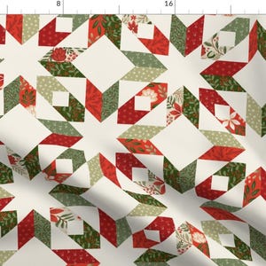 Peut inclure: Un motif géométrique sans couture composé de triangles rouges, verts et blancs qui se répète. Le motif rappelle une courtepointe ou un tissu patchwork.