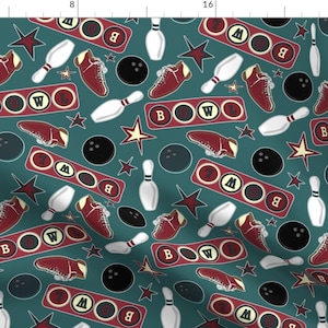 以下が含まれることがあります： ボーリングのピン、ボーリングのボール、ボーリングシューズ、スターバーストの繰り返し模様のティール生地。 「BOW」の文字が長方形の看板に表示されています。 デザインは赤、白、黒の色合いです。