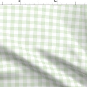 Könnte beinhalten: Ein grüner und weißer Gingham-Stoff mit einer dezenten Textur. Der Stoff ist gefaltet und hat eine leichte Falte.