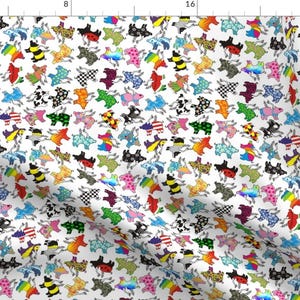 Puede incluir: Una tela blanca con un patrón repetido de cerdos voladores coloridos. Cada cerdo tiene un diseño diferente, incluyendo lunares, rayas y patrones a cuadros.