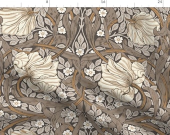 Op de afbeelding: Een naadloos patroon met gestileerde bloemen en bladeren in tinten bruin, beige en wit. Het ontwerp doet denken aan de Art Nouveau-stijl.
