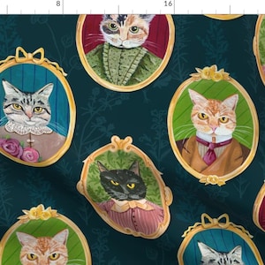 Puede incluir: Tela azul oscuro con retratos de gatos en marcos ornamentados. Los retratos de gatos están en marcos ovalados y rectangulares con adornos dorados. Los gatos están representados con varios colores de pelaje y visten ropa, sobre un fondo floral.