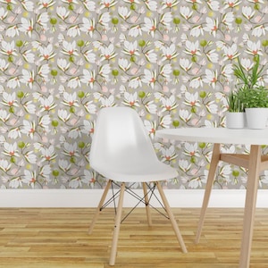 Magnoliabehang - Magnoliabloesem van Heatherdutton - Taupebeige met witte bloemen en boom, verwijderbare zelfklevende behangrol van Spoonflower