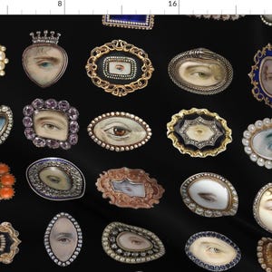 Può includere: Uno sfondo nero con un motivo ripetuto di spille per occhi antichi. Le spille sono realizzate in oro, argento e accenti di perle. Ogni spilla presenta un occhio dipinto con colori e stili diversi.