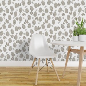 Papel pintado Pinecone - Bosque invernal Pinecone de Andrea Lauren - Rollo de papel pintado autoadhesivo removible con estampado personalizado de otoño de Spoonflower