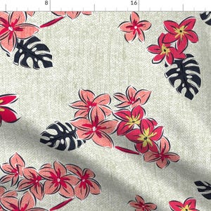 Op de afbeelding: Een naadloos patroon met roze en rode bloemen met gele centra en donkerblauwe en zwarte bladeren op een lichtbeige achtergrond.