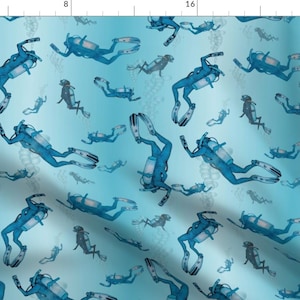 Op de afbeelding: Een naadloos patroon met een herhalend ontwerp van duikers in blauw op een lichtblauwe achtergrond. De duikers dragen duikuitrusting en bevinden zich in verschillende duikhoudingen.