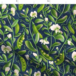 Könnte beinhalten: Ein nahtloses Muster mit weißen Erbsenblüten und grünen Erbsenhülsen auf dunkelblauem Hintergrund. Das Muster ist perfekt für Stoffe, Tapeten oder andere Dekorationsprojekte.