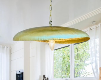 Ręcznie wykonana lampa wisząca z kopułą z kutego mosiądzu – oświetlenie wyspy kuchennej
