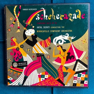 Könnte beinhalten: Vintage Vinyl-Schallplattenhülle für Rimsky-Korsakows Scheherazade, Symphonische Suite Op. 35, dirigiert von Antal Dorati und dem Minneapolis Symphony Orchestra. Das Cover zeigt farbenfrohe Illustrationen von Figuren im orientalischen Stil mit Text in dekorativer Schrift.