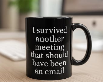 Sobrevivi a mais uma reunião que deveria ter sido um e-mail! Caneca de café hilária, presente perfeito para colegas de trabalho, gerentes ou funcionários.