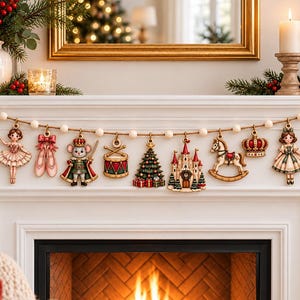 Può includere: Una ghirlanda decorativa con una serie di ornamenti appesi tra cui schiaccianoci, una ballerina, scarpette da danza, un topo, un tamburo, un albero di Natale, un castello, un cavallo a dondolo e una corona, su un cordino di perline.