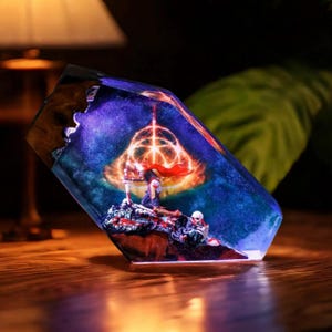 Tarnished Warrior Resin Lamp – 3ld3n R1ng Inspired Diorama Night Light | Fantasy Gamer Decor | Epic Sword Scene | Handmade Gift for Gamers