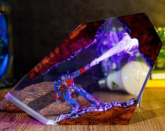 Optimus Prime Resin Lamp – Handmade LED Transformer Robot Diorama | Sci-Fi Mecha Night Light | Geek Gamer Gift | Collectible Robot Lamp