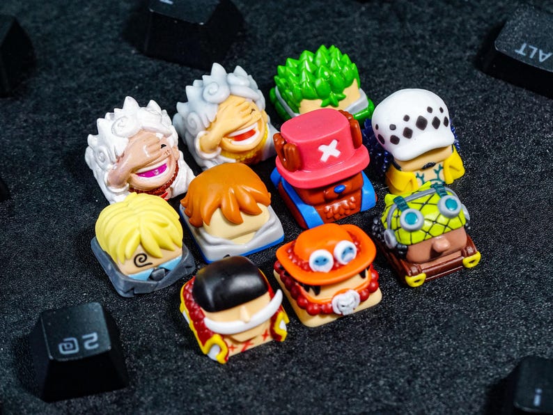 Peut inclure: Un ensemble de dix touches de clavier color&eacute;es repr&eacute;sentant des personnages de la s&eacute;rie d'anime populaire One Piece. Les touches sont en plastique et pr&eacute;sentent une vari&eacute;t&eacute; de motifs, notamment Luffy, Zoro, Sanji et Chopper.