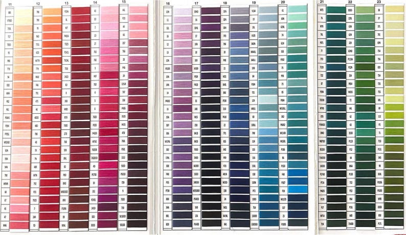 K&ouml;nnte beinhalten: Eine Farbkarte mit Reihen von Garnproben in verschiedenen Rot-, Rosa-, Lila-, Blau-, Gr&uuml;n- und Gelbt&ouml;nen. Die Karte ist in Abschnitte mit den Nummern 11 bis 23 unterteilt.