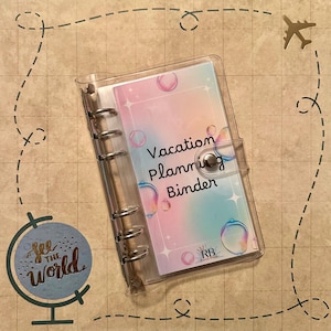 Op de afbeelding: Een doorzichtige plastic map met een kleurrijk ontwerp met pastelroze, blauwe en paarse bubbels. De map heeft een titel die "Vacation Planning Binder" luidt.