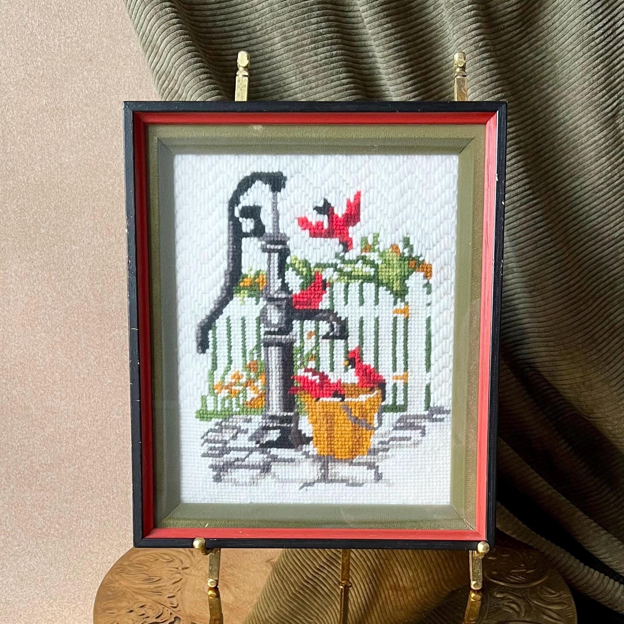 Peinture Vintage Crewel Plus Finie Et Encadrée - Rouge Cardinal Et Pin, 11"x15", Occasion