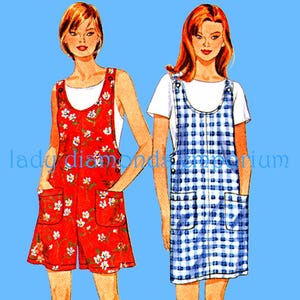 Puede incluir: Ilustración de dos mujeres con vestidos de peto de estilo vintage. Uno es rojo con un estampado floral blanco, el otro es a cuadros azules y blancos. Ambos tienen bolsillos y se combinan con tops blancos. El fondo es azul claro liso.