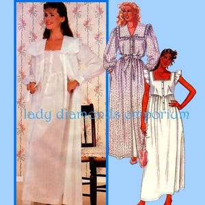 Puede incluir: Patrón de ropa de dormir vintage de Laura Ashley con tres mujeres modelando camisones y una bata. Los diseños incluyen un camisón blanco largo, un vestido con estampado de lunares y una bata blanca. La imagen tiene el texto "Lady Diamonds Emporium".