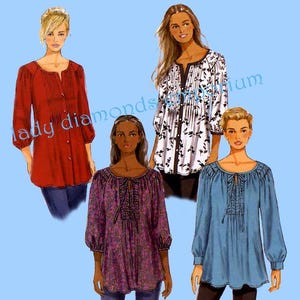 Op de afbeelding: Vier verschillende damestops in diverse kleuren en patronen worden getoond tegen een lichtblauwe achtergrond. De tops omvatten een rode knoopsluiting, een zwart-witte bloemenprint, een paarse paisley print en een blauwe top met strikdetail.