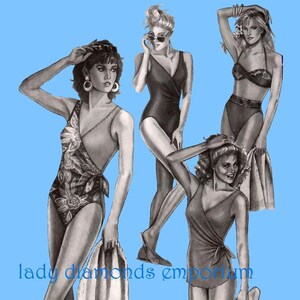 Op de afbeelding: Drie vrouwen die verschillende stijlen badpakken dragen. De vrouw links draagt een badpak met bloemenprint met een wikkeltop. De vrouw in het midden draagt een zwart badpak met een V-hals. De vrouw rechts draagt een zwart-wit badpak met een haltertop.