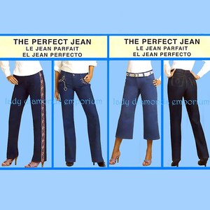 Könnte beinhalten: Vier Paar blaue Jeans, jede mit einem anderen Stil. Die Jeans werden auf einem hellblauen Hintergrund mit dem Text "The Perfect Jean, Le Jean Parfait, El Jean Perfecto" über jedem Paar angezeigt.