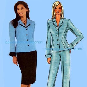 Op de afbeelding: Twee damespakontwerpen. Eén is een lichtblauwe blazer met een zwarte rok. De andere is een lichtblauw broekpak. Beide pakken hebben zwarte knopen. De tekst "lade diamonds emporium" is zichtbaar.