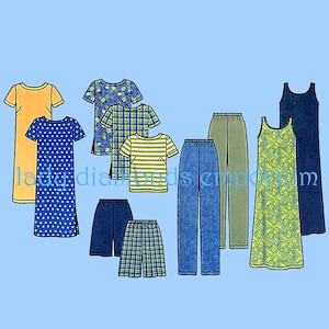 Può includere: Un set di modelli di abbigliamento che presentano una varietà di stili, tra cui abiti, top, pantaloni e pantaloncini. I modelli sono stampati su carta bianca e includono istruzioni per la cucitura.