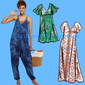 Pode incluir: Uma mulher vestindo um macacão azul tie-dye com decote em V e uma cesta de vime. São mostrados dois modelos de vestidos: um vestido verde com estampa floral e um vestido branco com um padrão floral colorido. O texto "lady diamonds shop" é visível.