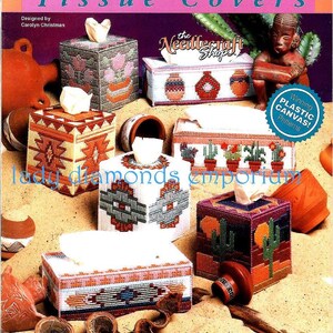 Puede incluir: Una colección de cubiertas de cajas de pañuelos hechas a mano en varios diseños. Las cubiertas presentan patrones geométricos, motivos florales y diseños de inspiración suroeste. La paleta de colores incluye tonos de marrón, naranja, verde y blanco. La imagen también incluye el texto "Winning Plastic Canvas Patterns!"