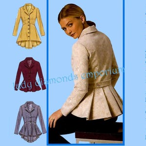 Op de afbeelding: Een afbeelding met een vrouw in een beige jasje met een geplooide peplum en drie illustraties van jasjes. De illustraties tonen een gele, bordeauxrode en grijze jas, allemaal met een vergelijkbaar ontwerp.