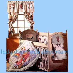 Op de afbeelding: Een babybeddengoedset met een kleurrijk Noach's Ark-thema. De set bevat een deken, een hoeslaken, een bedrok en een luierorganizer. De deken heeft een regenboog, een boot en verschillende dieren. De bedrok is wit met een bruin en wit gestreept patroon. De luierorganizer is bruin met een berenontwerp.