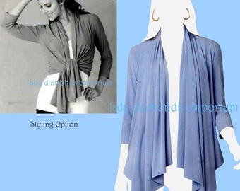 Könnte beinhalten: Ein hellblauer Cardigan mit einem drapierten Vorderteil und langen Ärmeln. Der Cardigan wird auf einem Mannequin mit weißem Hintergrund gezeigt.