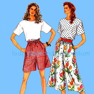 Może przedstawiać: Dwie ilustracje mody damskiej przedstawiające dwa różne style szortów. Kobieta po lewej stronie nosi białą koszulę z krótkim rękawem i czerwono-białe szorty w kratę. Kobieta po prawej stronie nosi białą koszulę z krótkim rękawem w czarne kropki i białe szorty z kwiatowym nadrukiem oraz czerwony pasek.