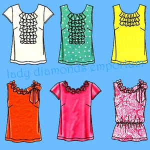 Peut inclure: Six hauts différents de couleurs et de styles variés. Les hauts comprennent un haut blanc à manches courtes avec un devant à volants, un débardeur vert à pois avec un devant à volants et un débardeur jaune avec un col à volants.