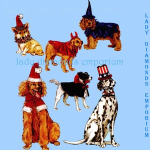 Puede incluir: Cinco perros vestidos con disfraces. Un corgi con un gorro de Papá Noel, un golden retriever con un disfraz de diablo, un caniche con un gorro de Papá Noel y una bufanda, un terrier con un disfraz de vampiro y un dálmata con un sombrero de copa y una pajarita.