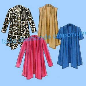 Könnte beinhalten: Vier Cardigans mit offenem Frontdesign in verschiedenen Farben und Mustern. Einer hat einen Leopardenprint, ein anderer ist einfarbig beige, ein dritter ist leuchtend rosa und der letzte ist einfarbig blau. Die Cardigans haben einen drapierten Kragen und eine fließende Silhouette.