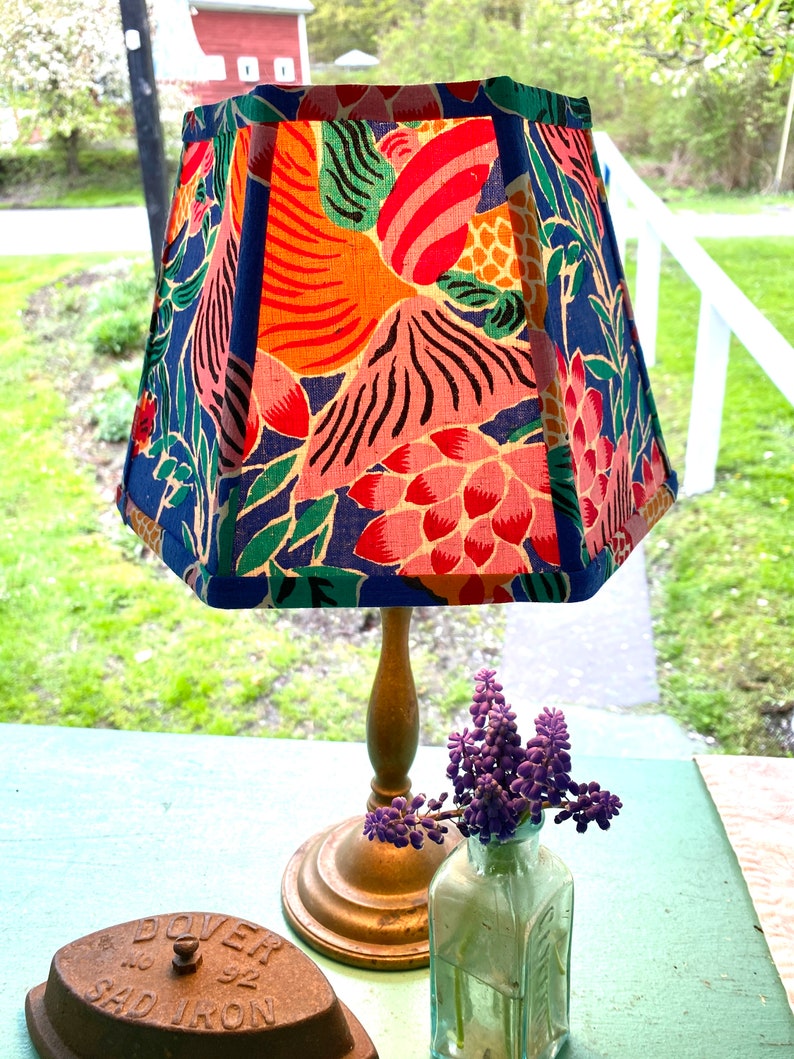 Funky Vintage Chinese Fabric Lampshade, Bold Print Lamp Shade, Hex Clip, 7 high 1 in-stock last one imagem 6